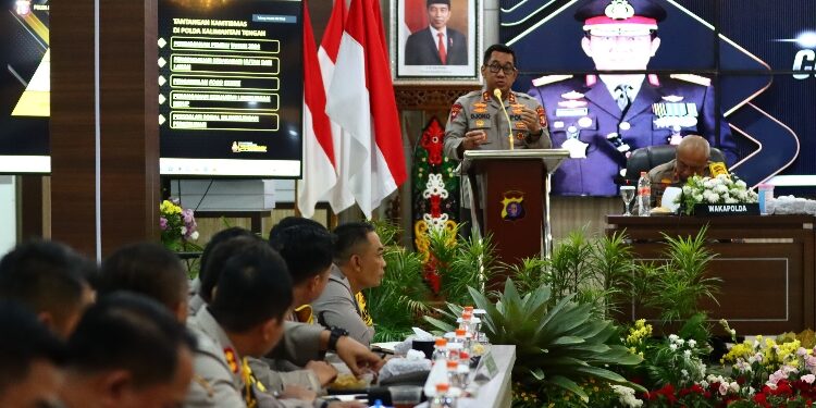 FOTO: MATAKALTENG - Kapolda Kalteng, Irjen Pol Djoko Poerwanto, pada saat menyampaikan 9 arahan kebijakan.