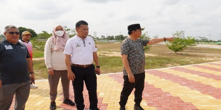 FOTO: AKH/MATAKALTENG - Pj Bupati Sukamara Kaspinor saat meninjau lokasi Gebyar UMKM di Bundaran Besar Taman Makam Pahlawan Bumi Loka.