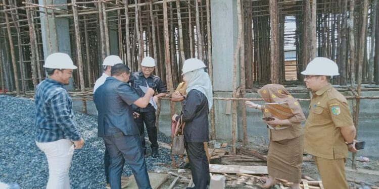 FOTO: RZL/MATAKALTENG - Jajaran Komisi C DPRD kota Palangka Raya saat meninjau pembangunan SD dan SMP.