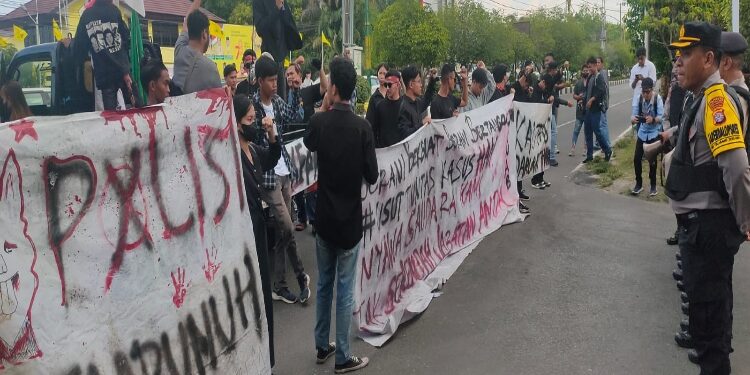 FOTO: MATAKALTENG - Para aliansi GEMPAR Peduli Seruyan, pada saat melakukan orasi di depan Mapolda Kalteng.