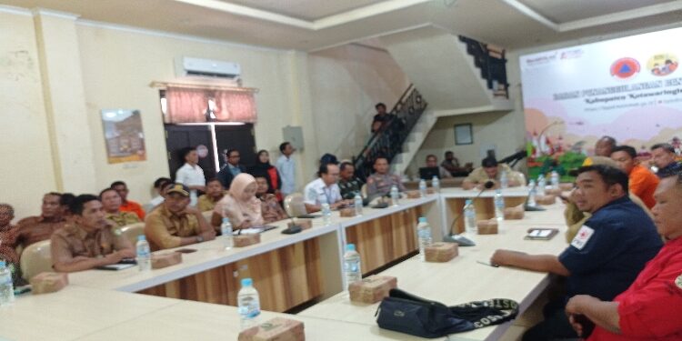 FOTO: DEVIANA/MATAKALTENG - Rapat evaluasi karhutla oleh Pemkab Kotim di Pusdalop BPBD, Senin 23 Oktober 2023.