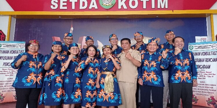 FOTO : DEVIANA/MATAKALTENG - Asisten I Setda Kotim Rihel bersama kontingen Pesparani Kotim, Senin 23 Oktober 2023.
