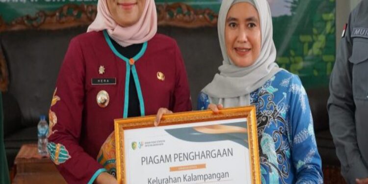 FOTO: MATAKALTENG - Pj Wali Kota Palangka Raya, Hera Nugrahayu (kiri).