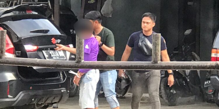 FOTO: IST/MATA KALTENG–Pelaku pengedar narkoba saat digiring oleh anggota kepolisian untuk dibawa ke kantor Mapolres Kotim.