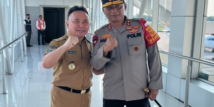 FOTO: MATAKALTENG - Gubernur H Sugianto Sabran saat mengantar keberangkatan Mantan Kapolda Kalteng Irjen Pol Nanang Avianto di Bandara Tjilik Riwut.