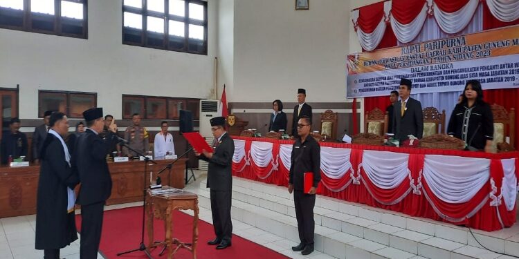 FOTO : DPRD GUMAS/MATA KALTENG - Ketua DPRD Kabupaten Gumas Akerman Sahidar ketika melantik dan mengambil sumpah janji Mambang A Singam sebagai PAW anggota DPRD di sisa masa jabatan 2019-2024, pada rapat paripurna masa persidangan 1 tahun sidang 2023, Senin, 23 Oktober 2023.