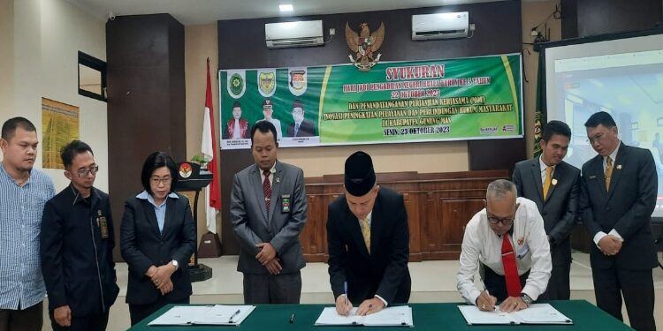 FOTO : PN KUALA KURUN/MATA KALTENG - Ketua PN Kuala Kurun Bukti Firmansyah bersama Bupati Gumas Jaya Samaya Monong, didampingi Wakil Bupati Efrensia LP Umbing, dan Sekda Richard, menandatangani MoU Inovasi Peningkatan Pelayanan dan Perlindungan Hukum Masyarakat bersama PN Kuala Kurun, pemkab dan pos bantuan hukum, Senin, 23 Oktober 2023.