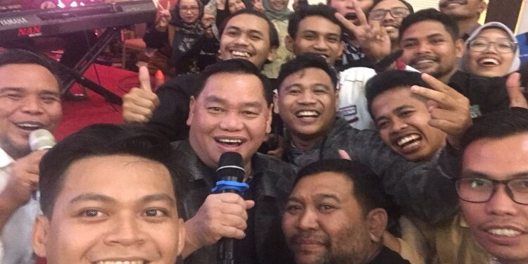 FOTO: AGUS/MATA KALTENG - Bupati saat ngopi bareng dengan PWI Kotim di Aula Rujab Bupati Kotim, Senin 23 Oktober 2023 malam.