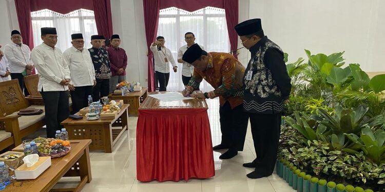 FOTO: VI/MATAKALTENG - Wagub Kalteng, H Edy Pratowo saat menandatangani kepengurusan LPTQ periode 2023-2027.