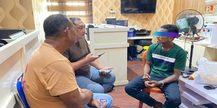 FOTO: MATAKALTENG - Pelaku MB, saat dimediasi oleh Humas Polres Kobar.