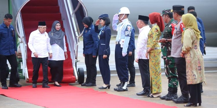 FOTO: MATAKALTENG - Gurbernur Sugianto Sabran menyambut kedatangan Wapres RI Ma’ruf Amin beserta Ibu Wury Ma’ruf Amin yang tiba di Bandara Tjilik Riwut Palangka Raya.