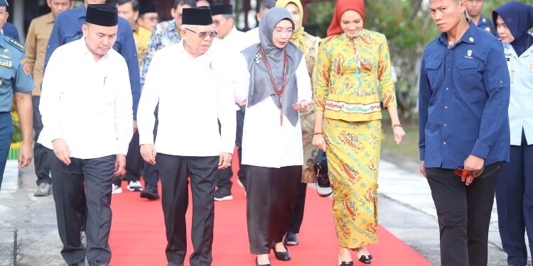 FOTO: MATAKALTENG - Wapres RI Bertolak ke Pangkalan Bun Dilepas Gubernur Kalteng.