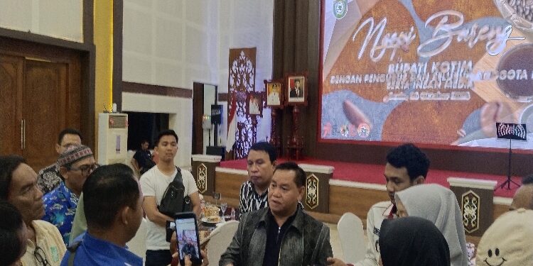 FOTO: AGUS/MATA KALTENG - Bupati Kotim, H Halikinnor saat diwawancarai wartawan di aula Rujab Bupati Kotim, Senin 23 Oktober 2023 malam.