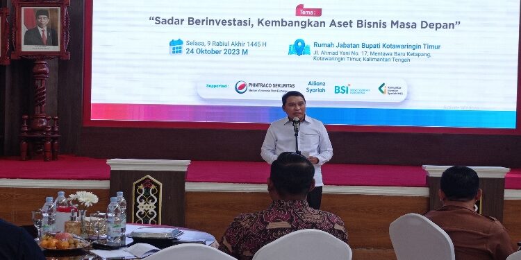 FOTO : DEVIANA/MATAKALTENG - Sekda Kotim sekaligus Ketua MES Kotim Fajrurrahman saat membuka kegiatan workshop, Selasa 24 Oktober 2023.
