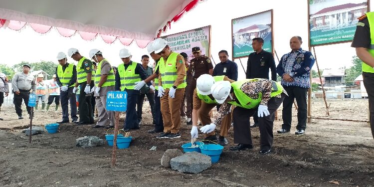FOTO: AKH/MATAKALTENG - Pj Bupati Sukamara bersama Ketua PTA Palangka Raya saat meletakkan batu pertama pembangunan gedung kantor Pengadilan Agama Sukamara.