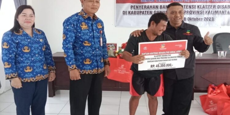 FOTO: DINAS SOSIAL GUMAS/MATA KALTENG - Kepala Dinas Sosial Kabupaten Gumas Jhonson Ahmad bersama Kabid Rehabilitasi Sosial Evellyn, menyerahkan bantuan paket bahan pokok kepada penyandang disabilitas, pekan lalu.