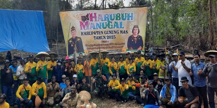 FOTO : DISKOMINFO SANTIK/MATA KALTENG - Bupati Gumas Jaya S Monong bersama Wakil Bupati Efrensia LP Umbing, Kapolres AKBP Asep Bangbang Saputra, Kajari Sahroni, Ketua PN Bukti Firmansyah, Ketua TP-PKK Mimie Mariatie Jaya S Monong, Kepala Disbudpar Hansli Gonak, kepala perangkat daerah, serta masyarakat Desa Upon Batu dan sekitarnya, berfoto bersama usai melakukan prosesi tradisi harubuh manugal, Selasa, 24 Oktober 2023.