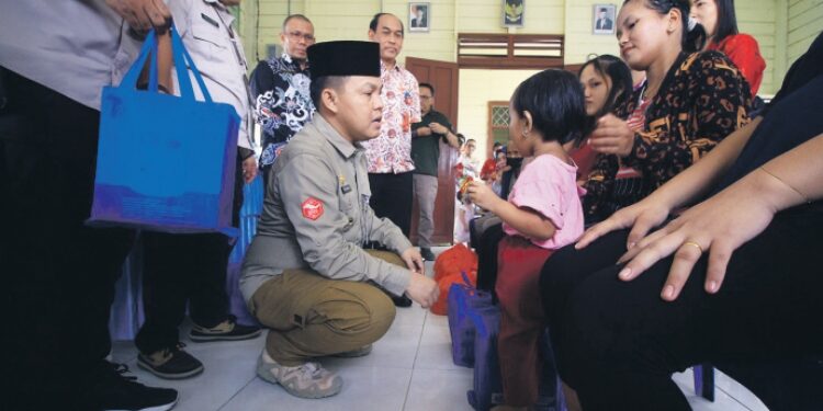 FOTO: MATAKALTENG - Pj Bupati Barsel, Deddy Winarwan bersama kepala OPD saat melaksanakan kunker di tiga Desa di Kecamatan GBA.
