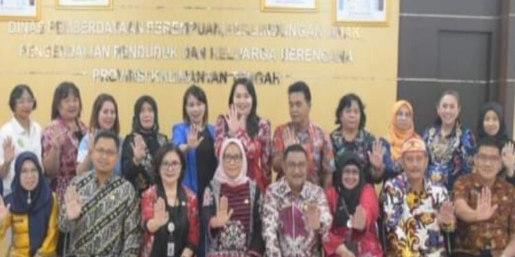 FOTO: MATAKALTENG - Pj Wali Kota Palangka Raya, Hera Nugrahayu (tengah).