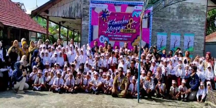 FOTO: DISDIK/MATA KALTENG - Kemenkeu mengajar 8 di SDN 2 Mentaya Seberang, Kecamatan Seranau, Kotim.