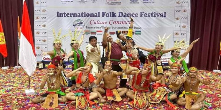 FOTO: MATAKALTENG - Tim kesenian budaya Barsel, pada saat menang pentas Folk Dance di India.