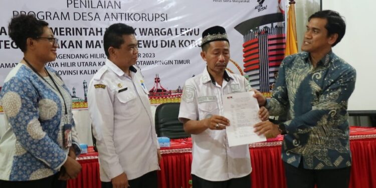 FOTO : IST/MATAKALTENG - Tim Penilai dari KPK RI saat menyerahkan hasil penilaian desa antikorupsi kepada Kades Bagendang Hilir didampingi oleh Asisten I Setda Kotim Rihel, Rabu 25 Oktober 2023.