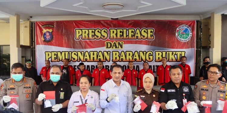 FOTO: RZL/MATAKALTENG - Jajaran Ditresnarkoba Polda Kalteng, pada saat menunjukkan barang bukti sabu di press release.