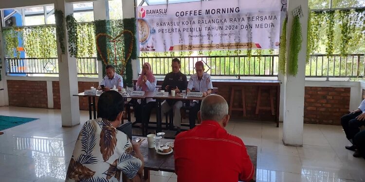FOTO: RZL/MATAKALTENG - Bawaslu Kota Palangka Raya, pada saat menggelar coffee morning.