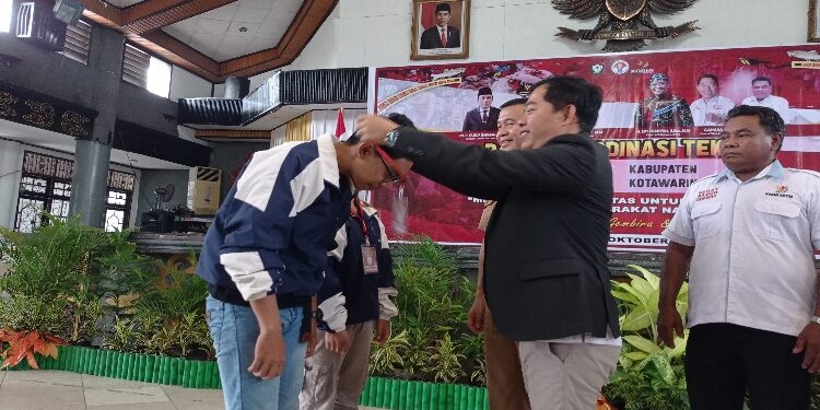 FOTO : DEVIANA/MATAKALTENG - Ketua KORMI saat mengalungkan kartu Tanda peserta kegiatan, Selasa 24 Agustus 2023.