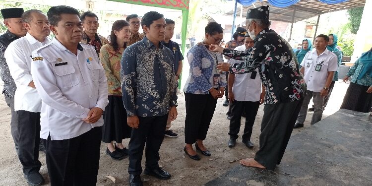 FOTO : DEVIANA/MATAKALTENG - Penyambutan tim KPK RI di Desa Bagendang Hilir Kecamatan MHU, Kotim, Rabu 25 Oktober 2023.