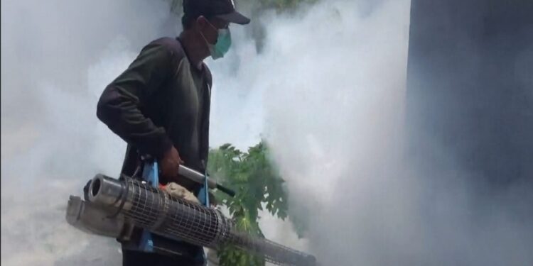 FOTO : DEVIANA/MATAKALTENG - Petugas saat melakukan fogging di lingkungan warga Jalan Arjuno, Rabu 25 Oktober 2023.