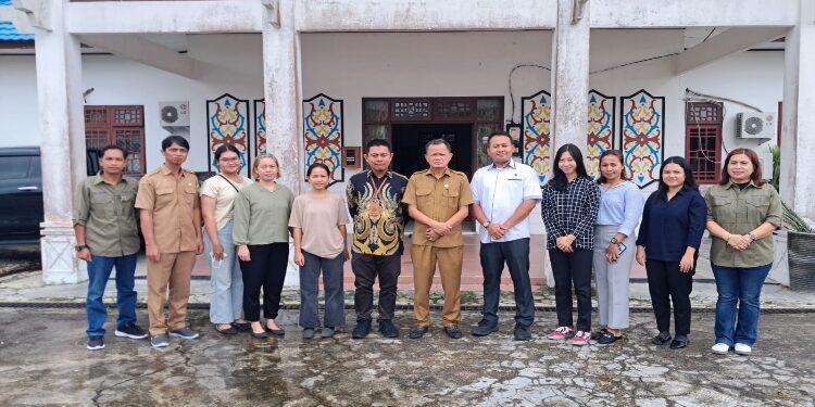 FOTO : DISTRANSNAKERKOP DAN UKM/MATA KALTENG - Kepala Distransnakerkop dan UKM Kabupaten Gumas Sudin berfoto bersama dengan pihak BPPVP Bekasi dan peserta seleksi pelatihan, Selasa, 24 Oktober 2023.