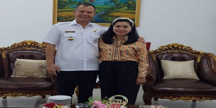FOTO : DISKOMINFO SANTIK/MATA KALTENG - Bupati Gumas Jaya S Monong bersama Ketua TP-PKK Mimie Mariatie Jaya S Monong.