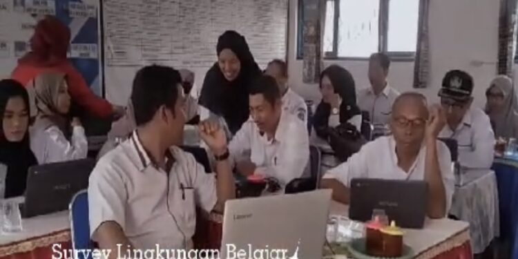 FOTO: DISDIK/MATA KALTENG - Survei lingkungan belajar di SDN 1 Baringin Jaya.