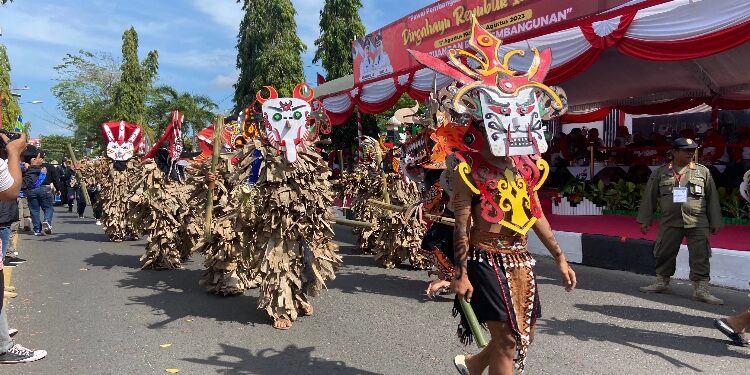FOTO: DOK/MATA KALTENG - Pawai pembangunan yang menampilkan ragam budaya Indonesia.