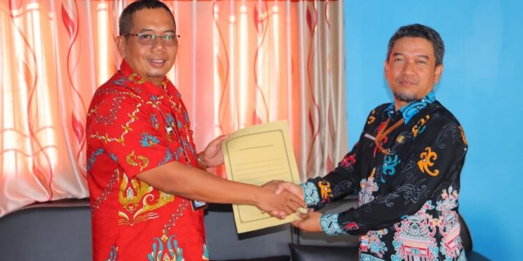 FOTO: IST/MATA KALTENG - Kepala Diskominfosandi Seruyan, Reson Rusdianto (kiri) dan Kepala DPMPTSP Seruyan, Agung Setiawan (kanan) saat menjali nota kesepahaman terkait bagi pakai data di lingkup Pemkab Seruyan, Kamis 26 Oktober 2023.