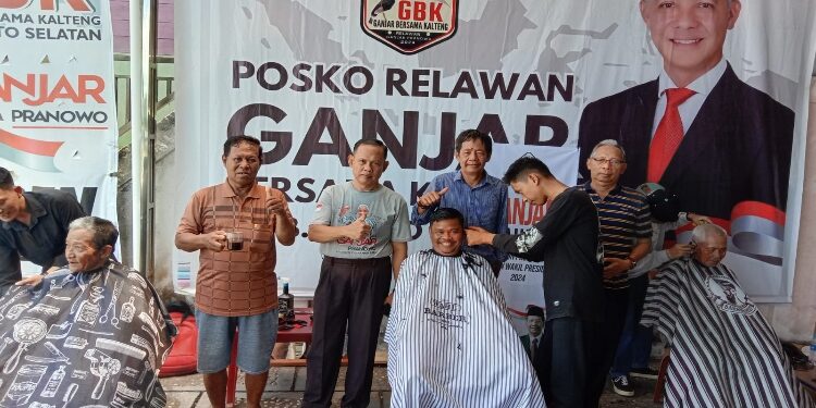 FOTO: MATAKALTENG - Relawan GBK saat melakukan potong rambut gratis.