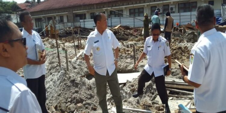 FOTO: MATAKALTENG - Pj Bupati Barsel, Deddy Winarwan, saat meninjau salah satu proyek bangunan fisik di lingkup pemkab Barsel.