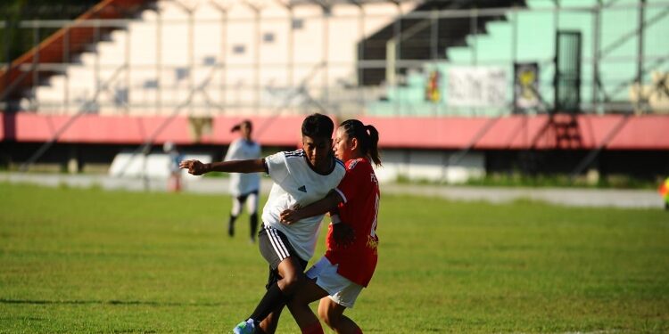 FOTO: MATAKALTENG - Tim Pra PON Putri Kaltim pada saat melawan Tim Pra PON Putri Kalsel.