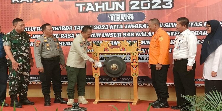 FOTO: RZL/MATAKALTENG - Kepala Kantor Pertolongan dan Pencarian Kota Palangka Raya, Anak Agung Alit Supartana (Kanan) bersama Kasatpol PP Kota Palangka Raya, Berlianto, membuka Rakor SAR.