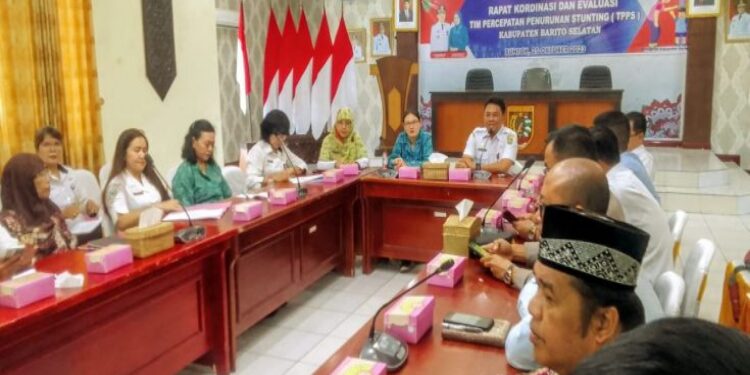 FOTO: MATAKALTENG - Asisten I Setda Barsel, Yoga P Utomo saat memimpin Rakor evaluasi percepatan penurunan stunting.