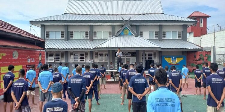 FOTO: MATAKALTENG - Kepala Lapas Kelas IIB Pangkalan Bun, pada saat memberikan arahan kepada WBP.