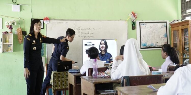 FOTO: MATAKALTENG - Petugas Bea Cukai Palangka Raya, pada saat memberikan sosialisasi dan edukasi kepada siswa SD Negeri Percobaan Palangka Raya.