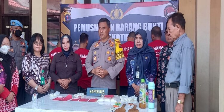 FOTO: AGUS/MATA KALTENG - Kapolres Kotim, AKBP Sarpani, pada saat melaksanakan press release pemusnahan barang bukti sabu.