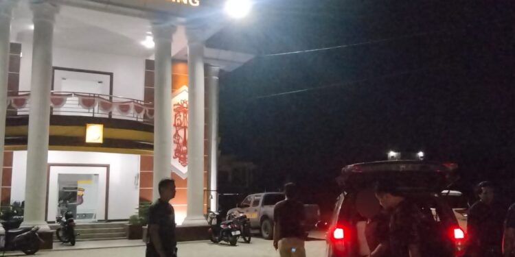 FOTO: IST/MATA KALTENG– Pelaku saat diringkus di Mapolsek Baamang, Rabu, 26 Oktober 2023.