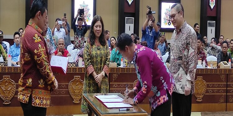 FOTO: VI/MATAKALTENG - Penandatanganan Perjanjian Kerja Sama Fasilitasi Pembangunan Kebun Masyarakat Sekitar (FPKMS) antara Koperasi Pelangi Danau Seluluk dengan PT Tapian Nadenggan di Aula Jayang Tingang, Lantai II Kantor Gubernur, Kamis, 26 Oktober 2023.