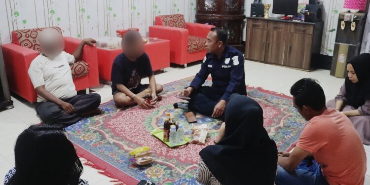 FOTO: MATAKALTENG - Ketua Tim Virtual Police Bidhumas Polda Kalteng, Ipda H Shamsudin, pada saat melakukan mediasi kepada AB dan sang mantan.