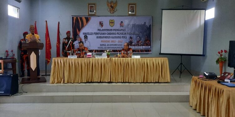 FOTO : DISKOMINFO SANTIK/MATA KALTENG - Bupati Gumas Jaya S Monong (berdiri) didampingi Bendahara MPW Pemuda Pancasila Provinsi Kalteng Adhie, dan Ketua MPC Pemuda Pancasila Kabupaten Gumas Ruslan Herbet Aspar, saat memberikan arahan pada pelantikan pengurus MPC Pemuda Pancasila periode 2023-2027, Kamis, 26 Oktober 2023.