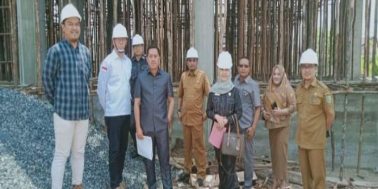 FOTO: MATAKALTENG - Jajaran Komisi C DPRD Kota Palangka Raya, pada saat meninjau Pembangunan Sekolah di Kecipir.