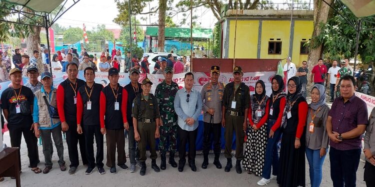 FOTO : DOK DEVIANA/MATAKALTENG - Bupati Kotim saat meninjau pelaksanaan Pilkades 23 September 2023 lalu.